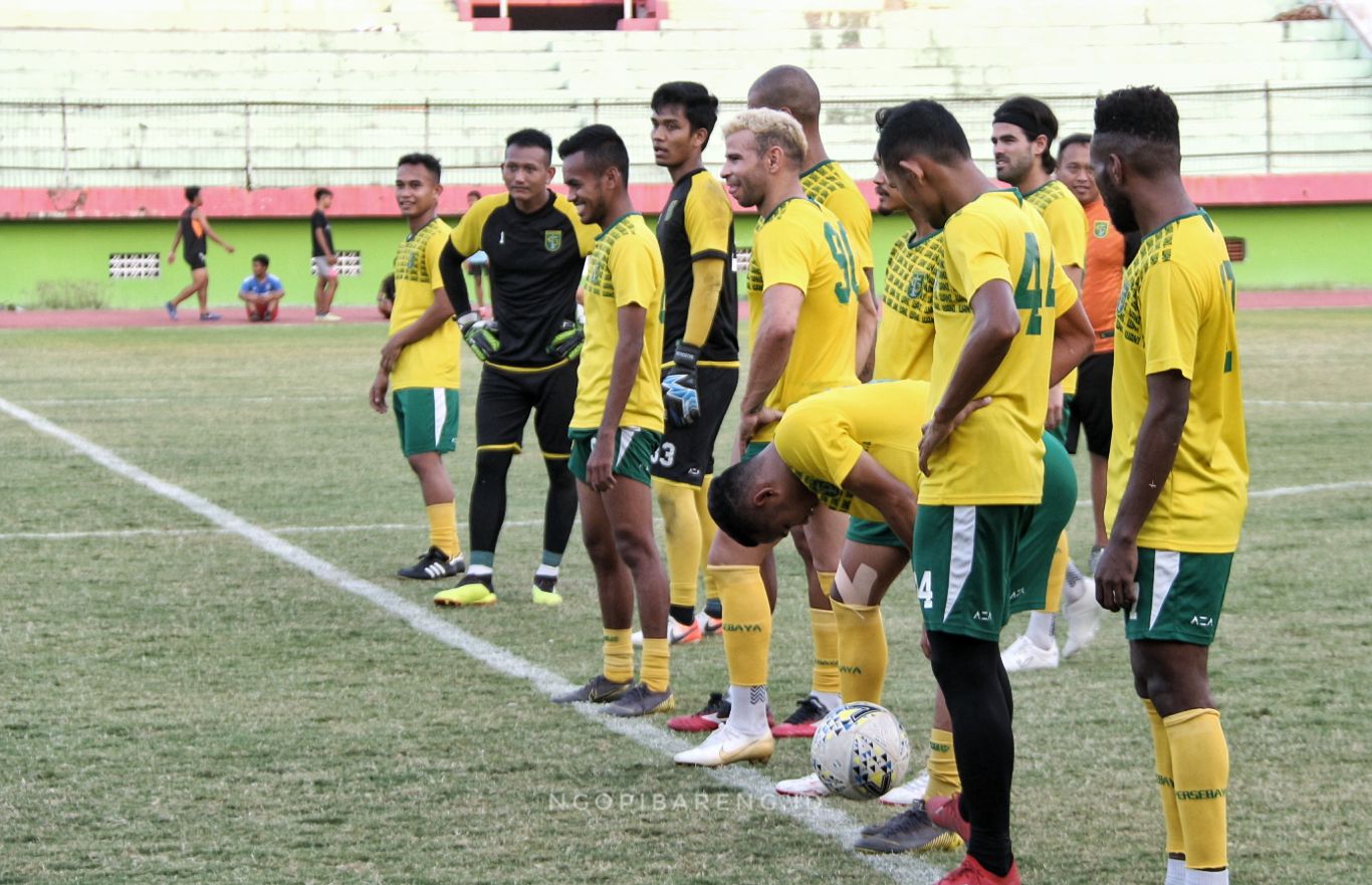 Skuat Persebaya saat hendak berlatih finishing di Stadion Gelora Delta Sidoarjo, Senin 7 Oktober 2019. (Foto: Haris/ngopibareng.id)