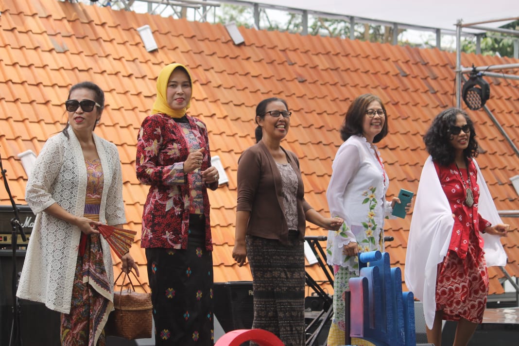 Peserta diskusi secara sepontan memamerkan anggunnya berkebaya. (Foto: asmanu/ngopibareng.id)