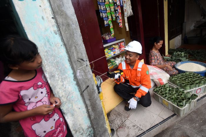 Petugas lapangan PGN sedang memeriksa aliran gas di kawasan kampung lontong, Banyu Urip Lor. (Foto: dok/antara)