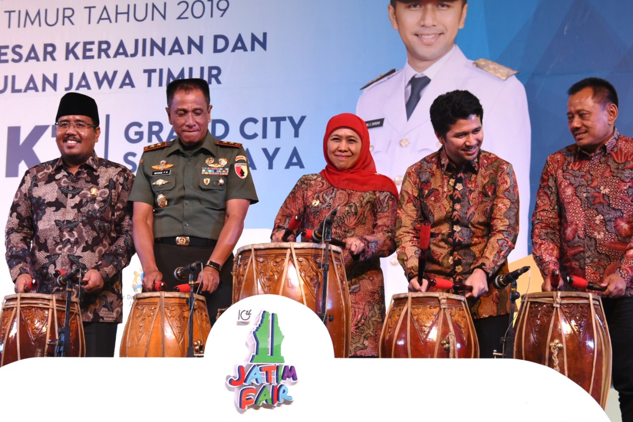 Gubernur Jawa Timur Khofifah Indar Parawansa saat meresmikan acara Jatim Fair di Grand City Surabaya bersama Pangdam V Brawijaya Mayjend Wisnoe Prasetja Boedi serta Wagub Emil Dardak. (Foto: Faiq/ngopibareng.id)