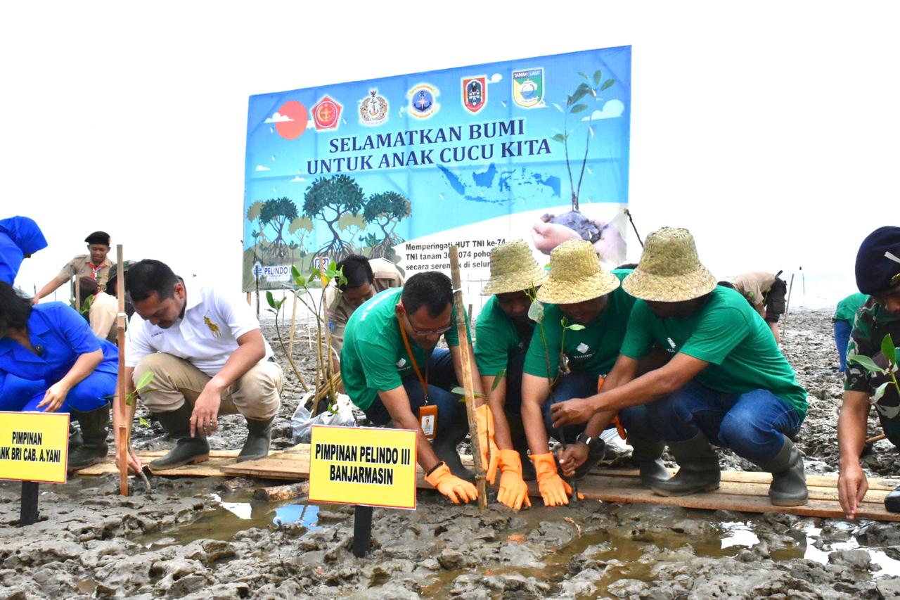 Pelindo III turut memperingati HUT TNI ke 74, bersama-sama TNI saat melaksanakan penanaman 300.074 Mangrove secara serentak. (Foto: Pelindo III)