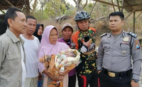 Bayi perempuan saat ditemukan warga di Sawah, sebelum diserahkan ke RS Dr. Suyudi Paciran Lamongan. (Foto: Nasih/ngopibareng.id)