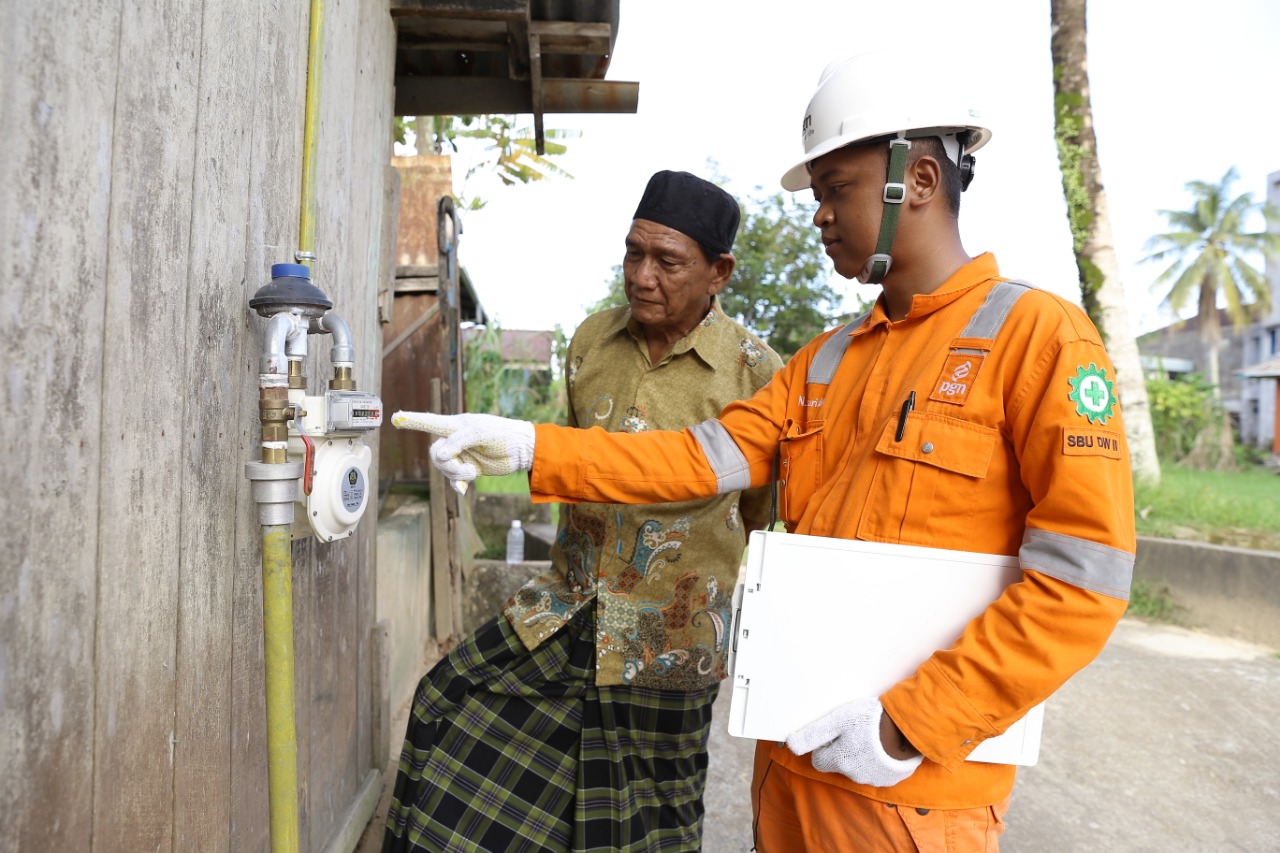 Petugas menunjukkan meteran pemakaian gas kepada salah satu pelanggan rumah tangga. (Foto: PGN)