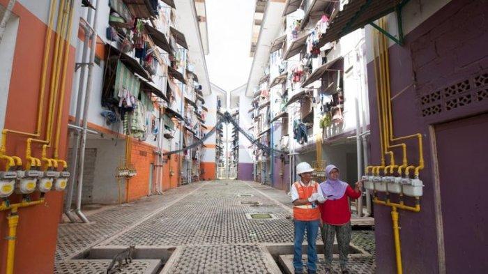   Petugas PT Perusahaan Gas Negara Tbk, (PGN) sedang mengecek gas meter pelanggan jaringan gas rumah tangga.(DOK. Humas PT Perusahaan Gas Negara Tbk. (PGN) (Foto: Dokumentasi PT Perusahaan Gas Negara Tbk.)