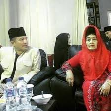 Bu Nyai Lilik Suyati, bersama putranya, H.Agus Sabuth Pranoto Projo. (Foto: ist)