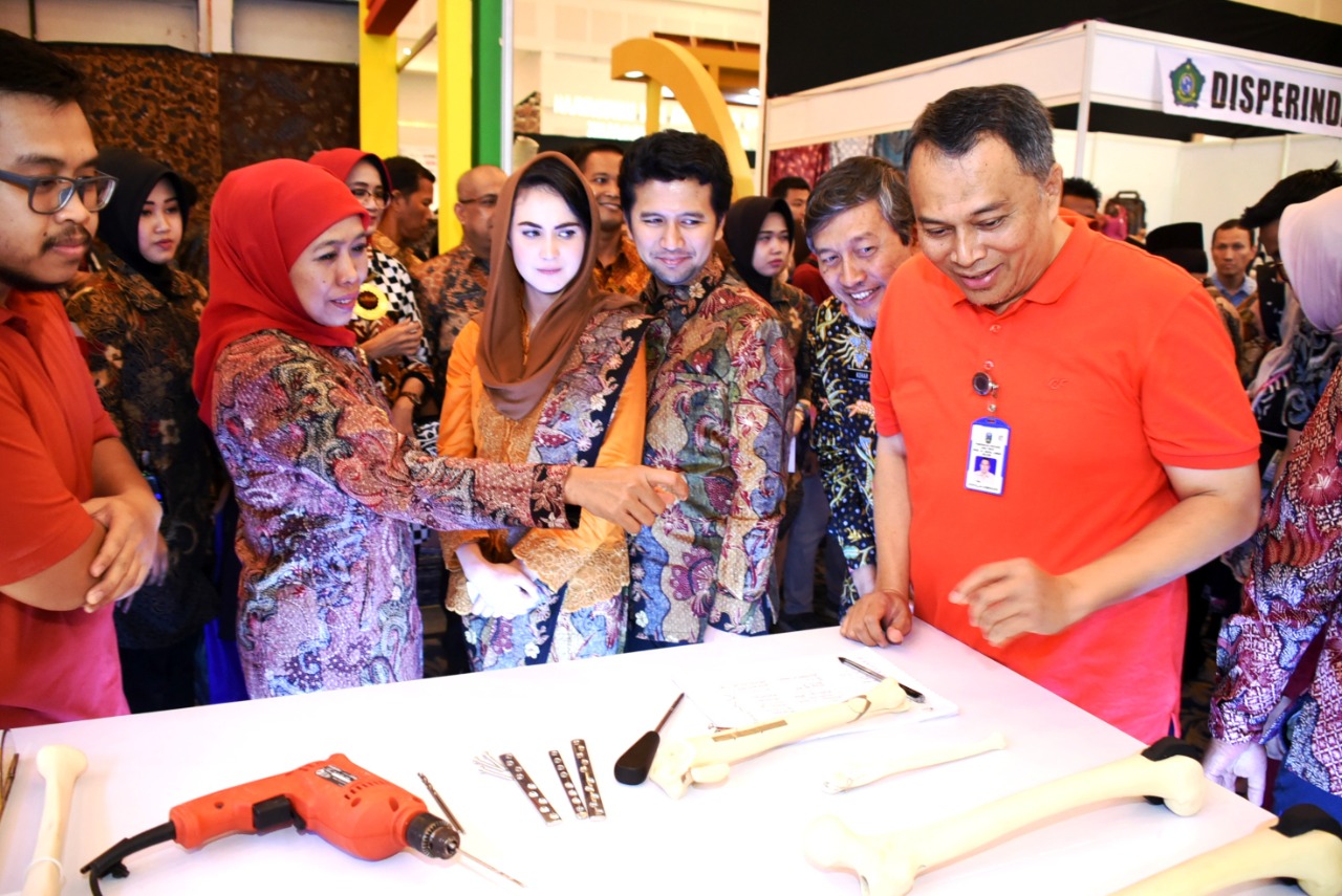 Gubernur Jatim Khofifah serta Wagub Emil saat mengelilingi stan di Jatim Fair 2019. (Foto: Faiq/ngopibareng.id)