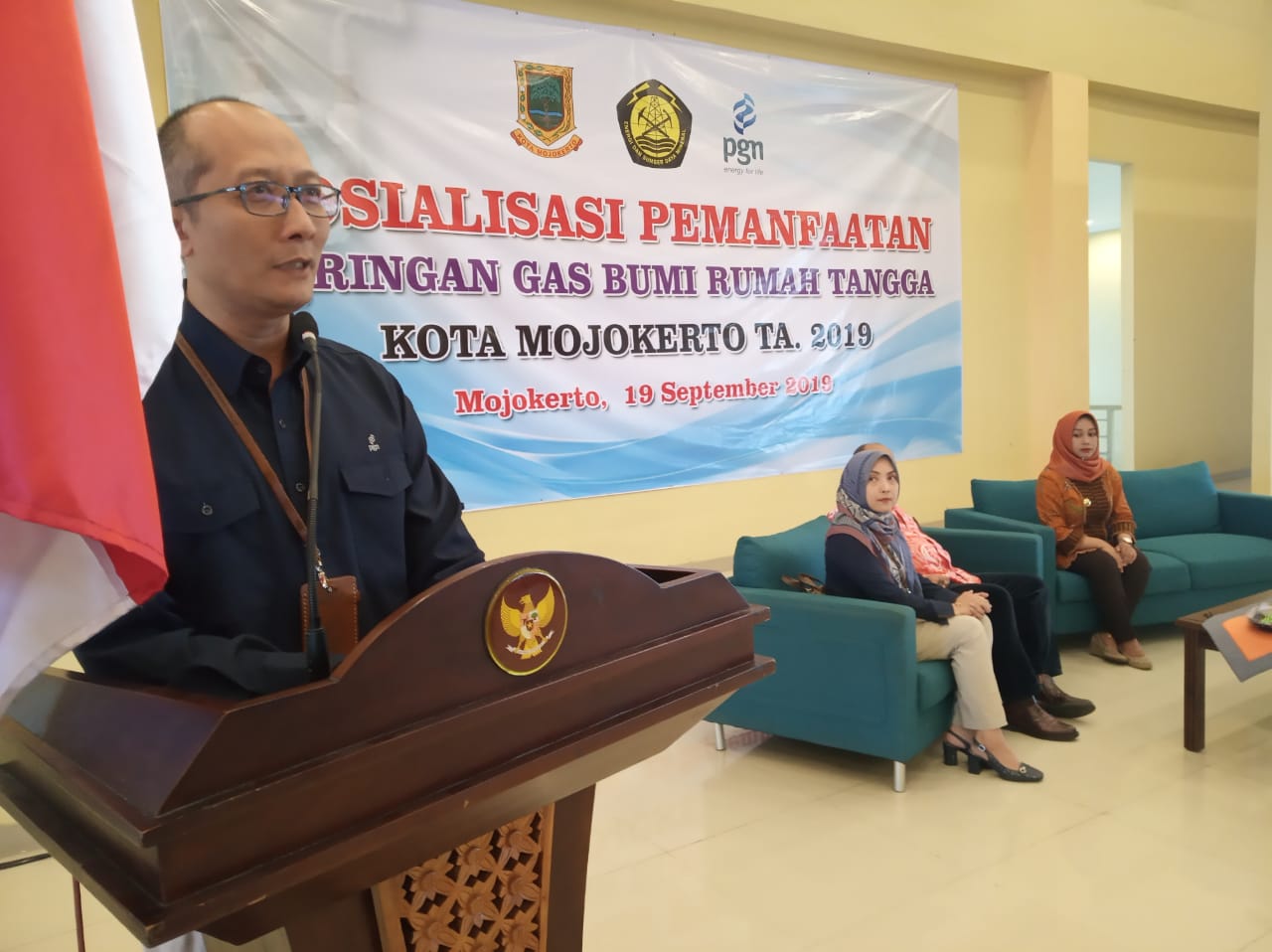 Perwakilan PGN sedang memberikan sosialisasi soal jaringan gas bumi untuk rumah tangga. (Foto: PGN)