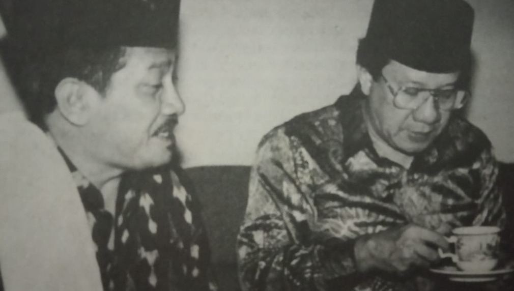 Gus Miek bersama Akbar Tandjung. (Foto: repro matra/ngopibareng.id)