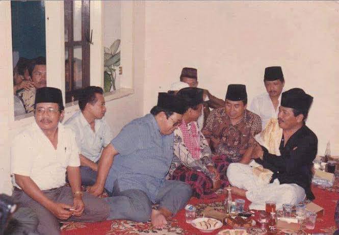 KH Hamim Tohari Djazuli (Gus Miek) bersama KH Abdurrahman Wahid (Gus Dur) dalam suatu mejelis pengajian. (Foto: dok/ngopibareng.id)