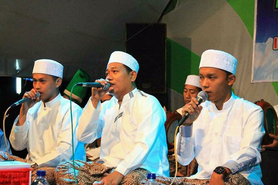 Gus Wahid Ahbabul Musthofa bershalawat dengan suara khas. (Foto: dok/ngopibareng.id)