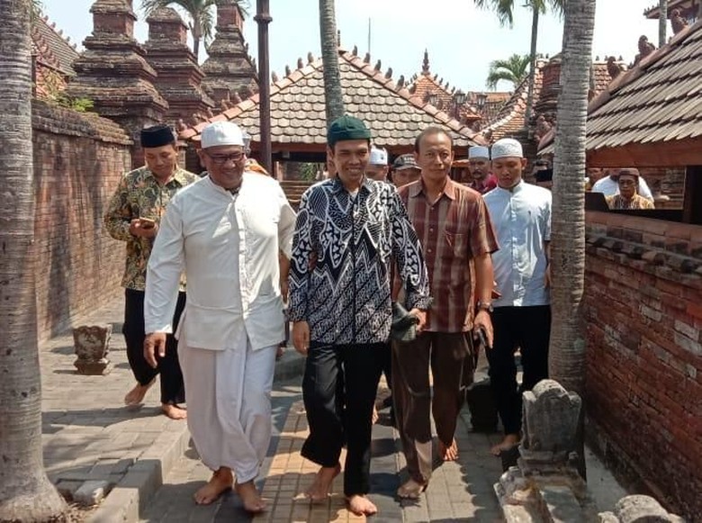 Ustaz Abdul Somad ketika berziarah ke Makam Sunan Kudus, Rabu, 10 Oktober 2019. (Foto: Istimewa)