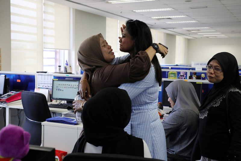 Karyawan Utusan Malaysia bereaksi setelah pengumuman penghentian di kantor pusat perusahaan di Kuala Lumpur, Malaysia, 9 Oktober 2019. (Foto: Reuters/Jkp)