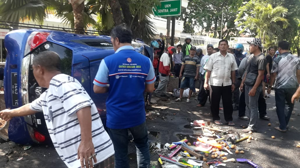 Honda Brio terbalik di Jalan Arjuno Surabaya, usai menabrak gerobak bakso. (Foto: Istimewa/ngopibareng.id)