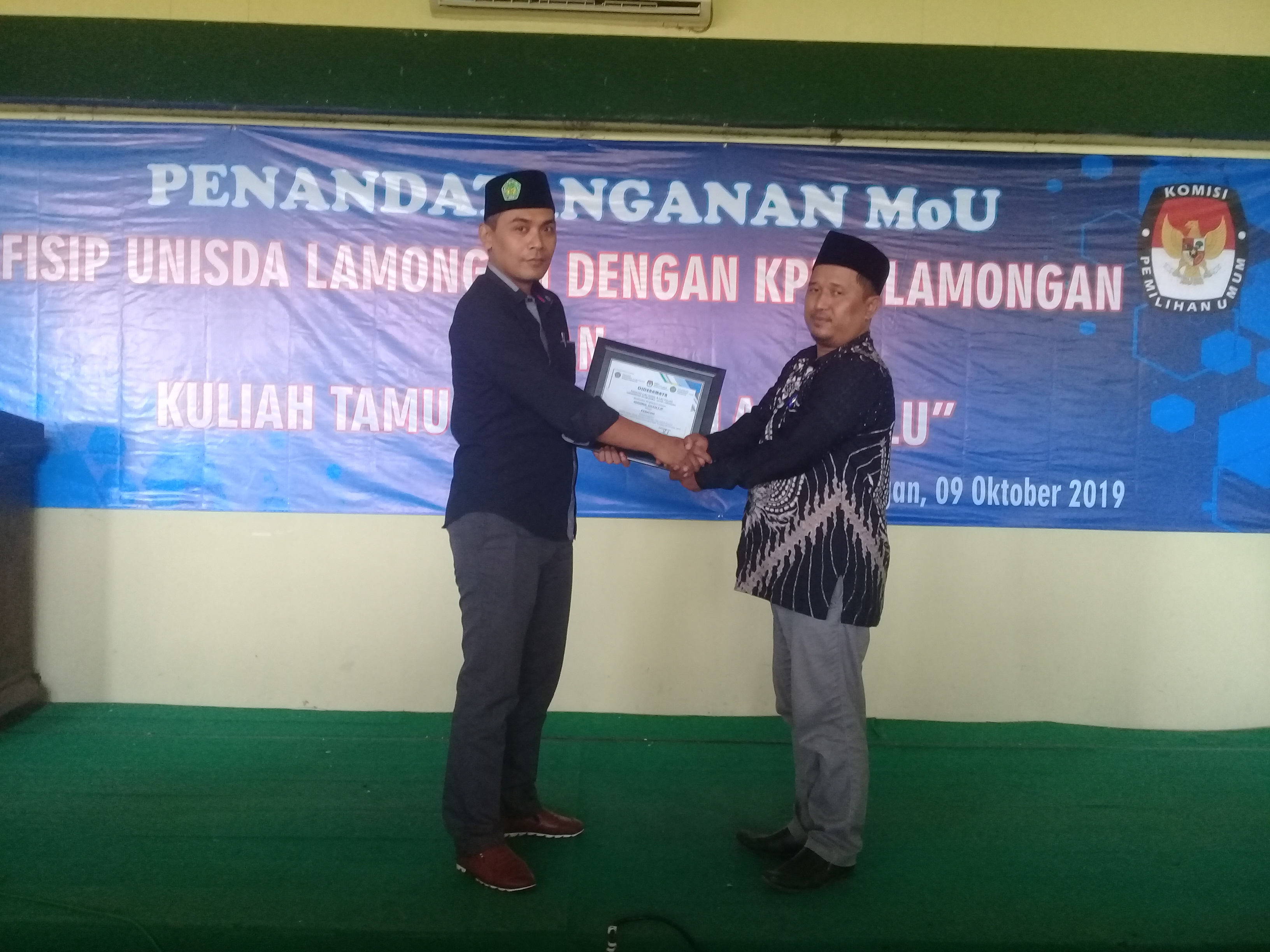 Dekan Fisip Unisda (kiri), dan Komisioner KPU Lamongan saat usai tandatangani MoU. (Foto: Nasih/ngopibareng.id)