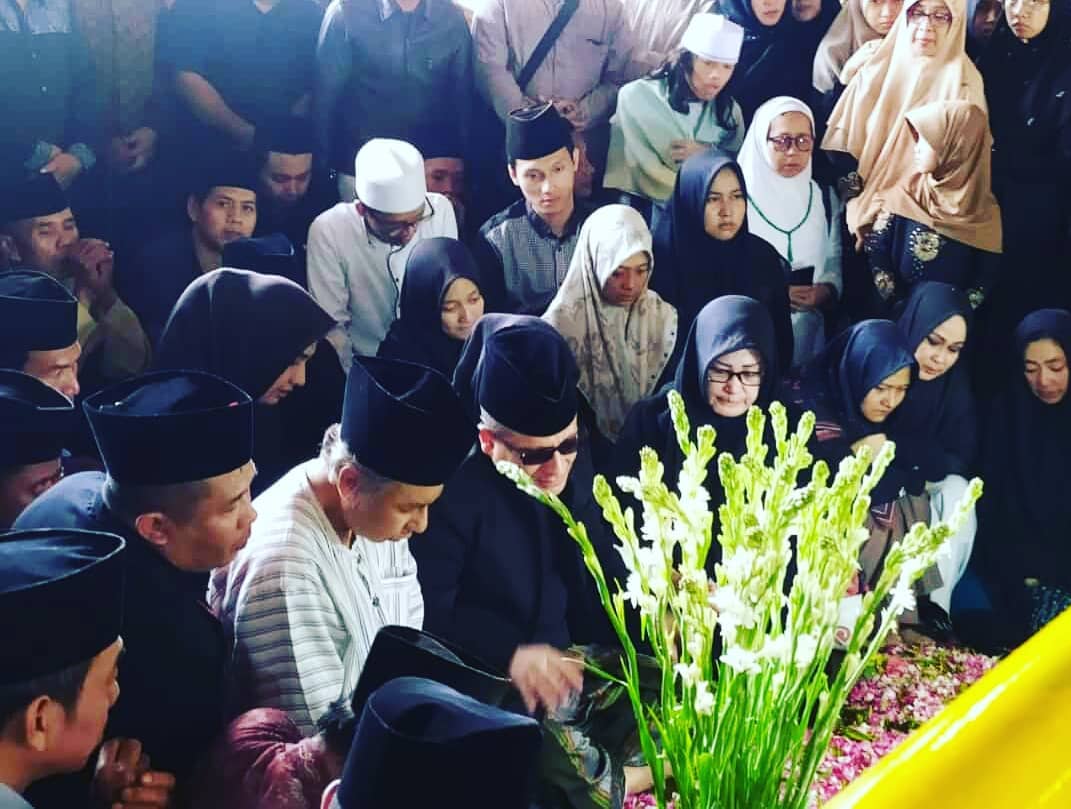 Para peziarah di makam istri Gus Miek, Nyai Lilik Suyati. (Foto: Istimewa/ngopibareng.id)