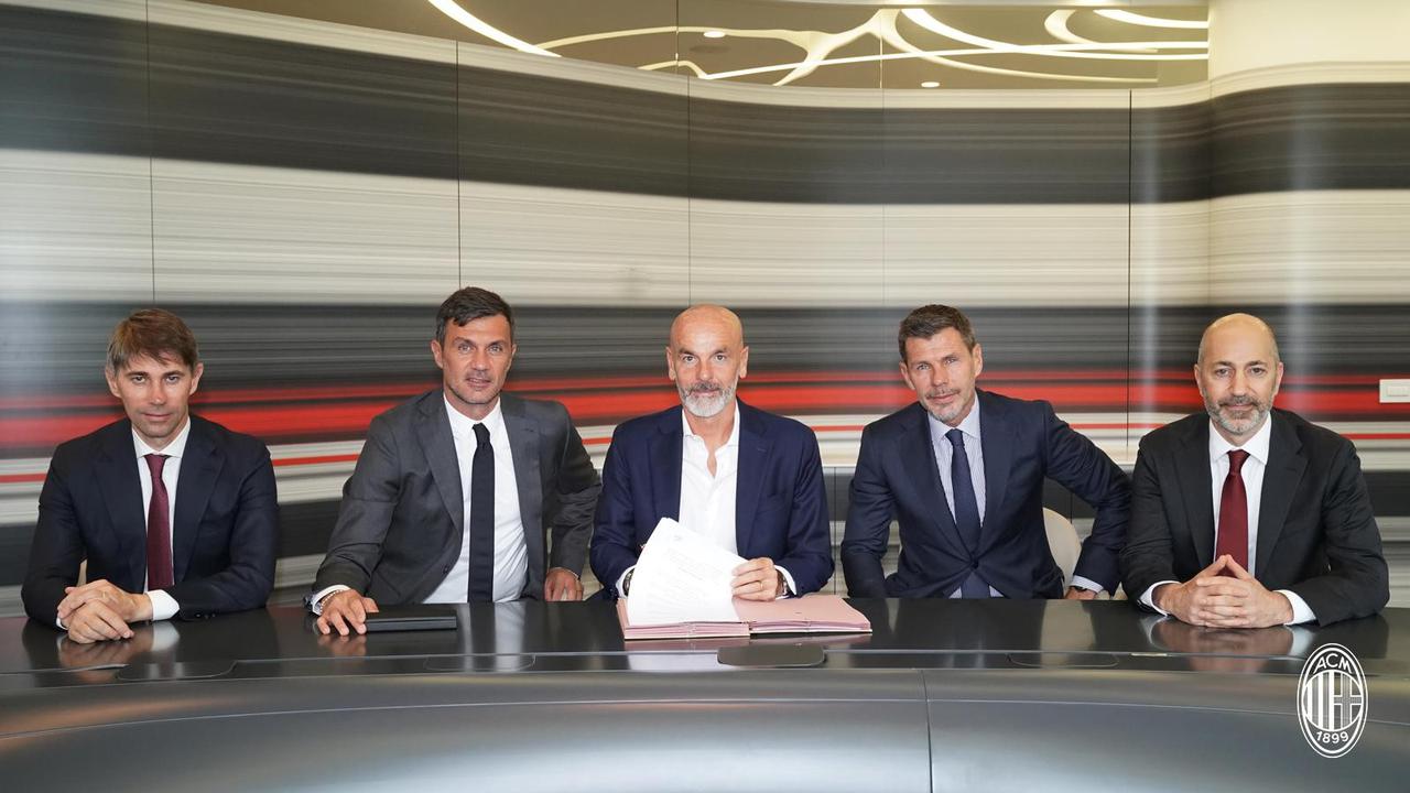 Stefano Pioli bersama jajaran direksi AC Milan. (Foto: AC Milan)