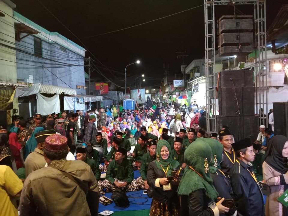 Para pengunjung mendengarkan ceramah Gus Miftah dalam Acara Gang Dolly Ngaji dan Shalawatan. (Foto: faiq/ngopibareng.id) 
