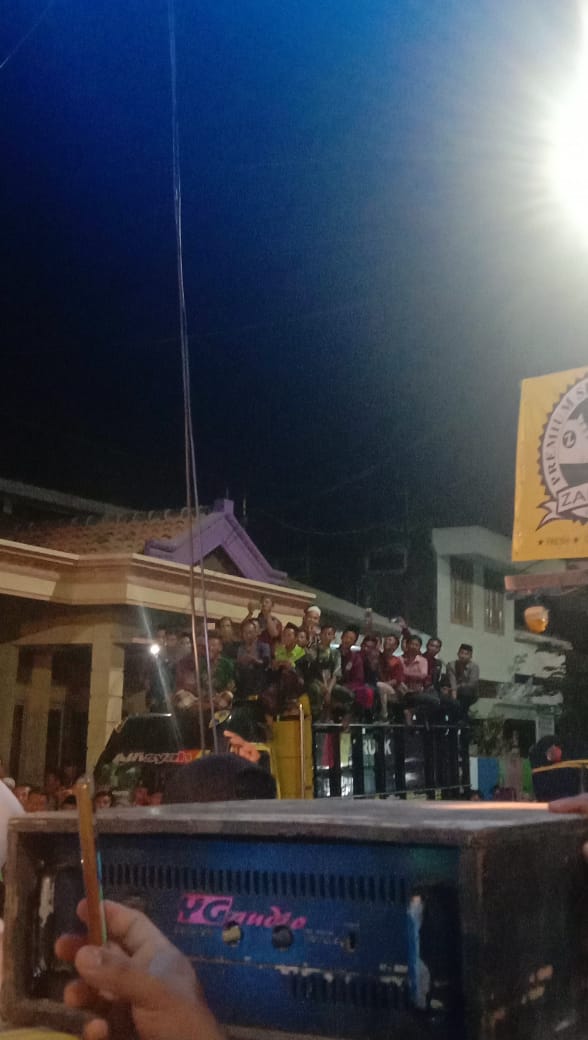 Pengunjung pengajian Gus Miftah mengelu-elukan kehadiran sang juru dakwah. (Foto: faiq/ngopibareng.id)