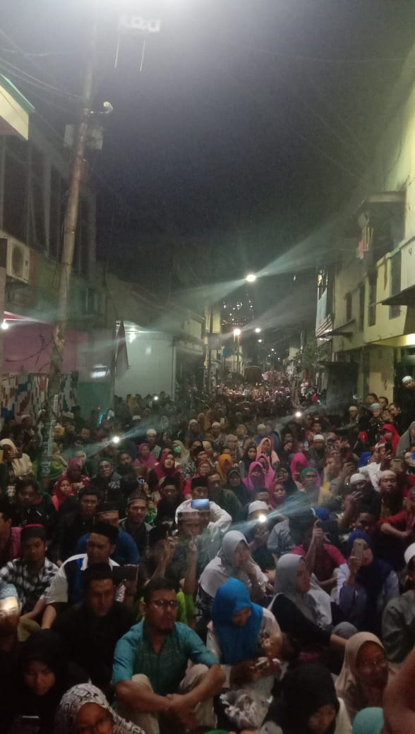 Massa yang setiap mendengar ceramah Gus Miftah di Gang Dolly, Surabaya. (Foto: faiq/ngopibareng.id)