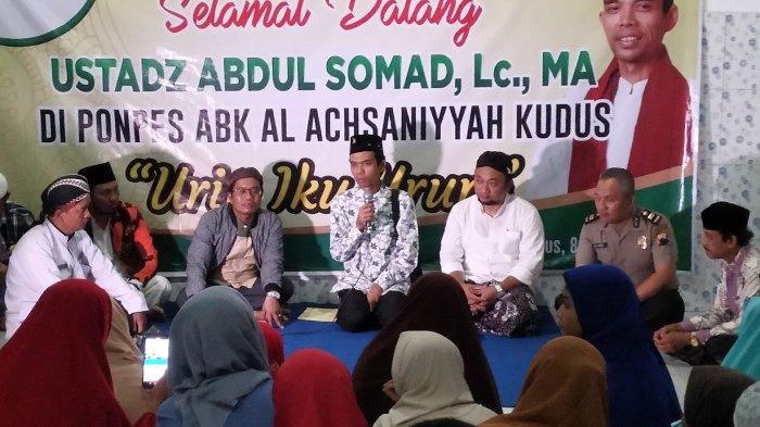 Ustadz Abdul Somad (UAS) saat berkunjung di Ponpes Al Achsaniyyah, Rabu 9 Oktober 2019.