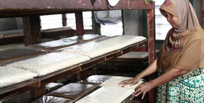 Farida, salah satu home industri tempe asal Kelurahan Gempeng, Kecamatan Bangil, Pasuruan. (Foto: Dok Humas)