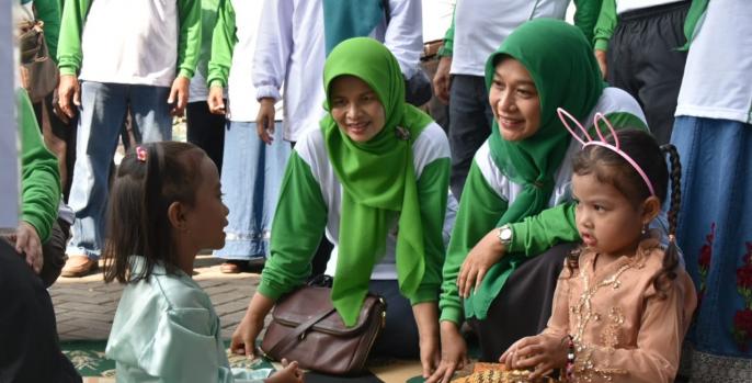 Wakil Ketua TP PKK Pasuruan sedang berbincang dengan para anak-anak dari PAUD dan TK se-Kabupaten Pasuruan saat mengikuti lomba mewarnai di Lapangan Markas Komando Latihan Korps Marinir Grati, Pasuruan. (Foto: Dok Humas)