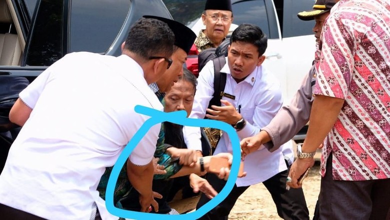 Detik-detik saat Menko Polhukam Wiranto ditusuk pria tak dikenal. (Foto: Istimewa)