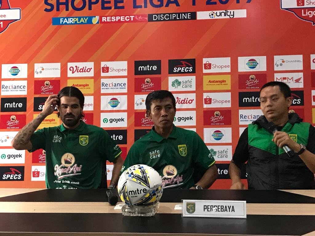 Pelatih Kiper Persebaya, M. Hadi bersama Aryn William. (Foto: Haris/ngopibareng.id)