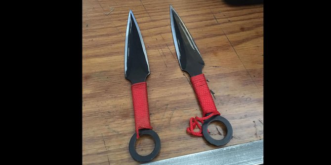 Kunai, senjata yang biasa digunakan para ninja ini digunakan untuk menusuk Wiranto. (Foto: istimewa)