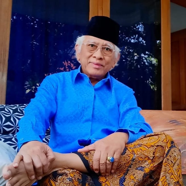 KH Ahmad Mustofa Bisri santai. (Foto: ist/ngopibareng.id)