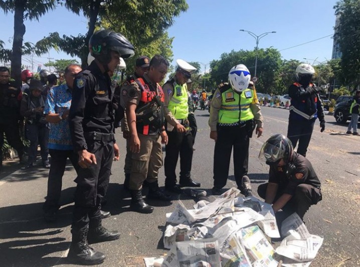 Pohon roboh di Jalan ahmad yani Surabaya. (Foto: istimewa)