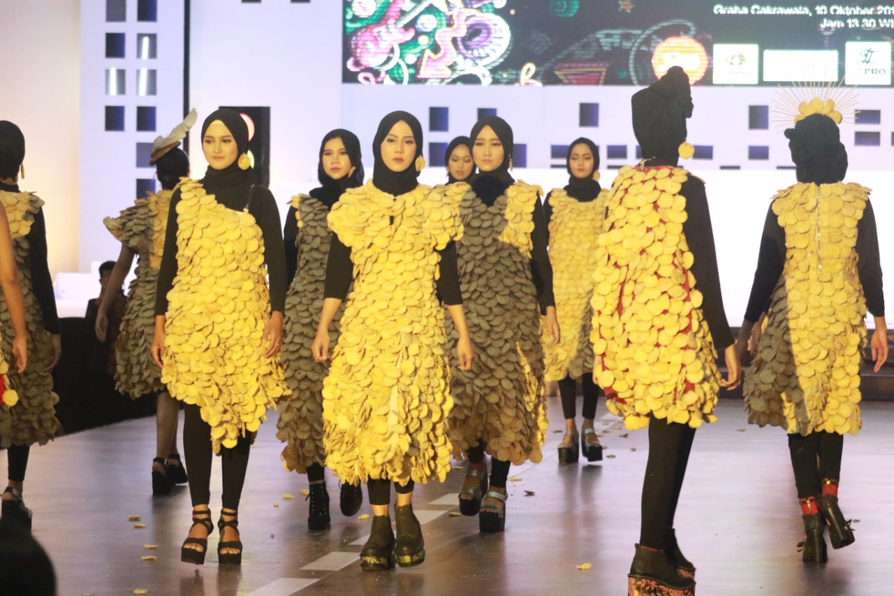 Para peragawati memeragakan busana berbahan keripik tempe di UM, Malang, Kamis, 10 Oktober 2019. (Foto: Theo/ngopibareng.id)