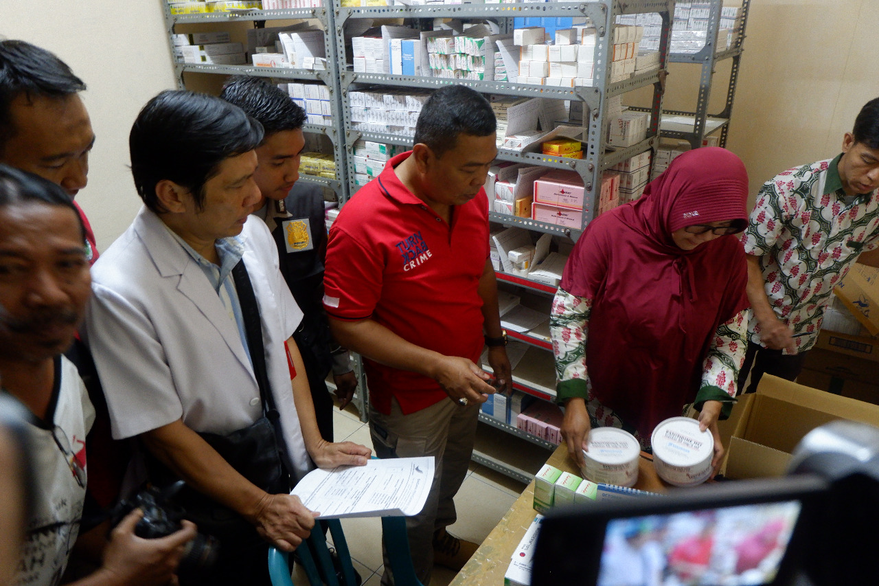 Tim gabungan Polresta dan Dinkes Kota Probolinggo melakukan sidak ke sejumlah rumah sakit dan apotik. (Foto: Iksan/ngopibareng.id)