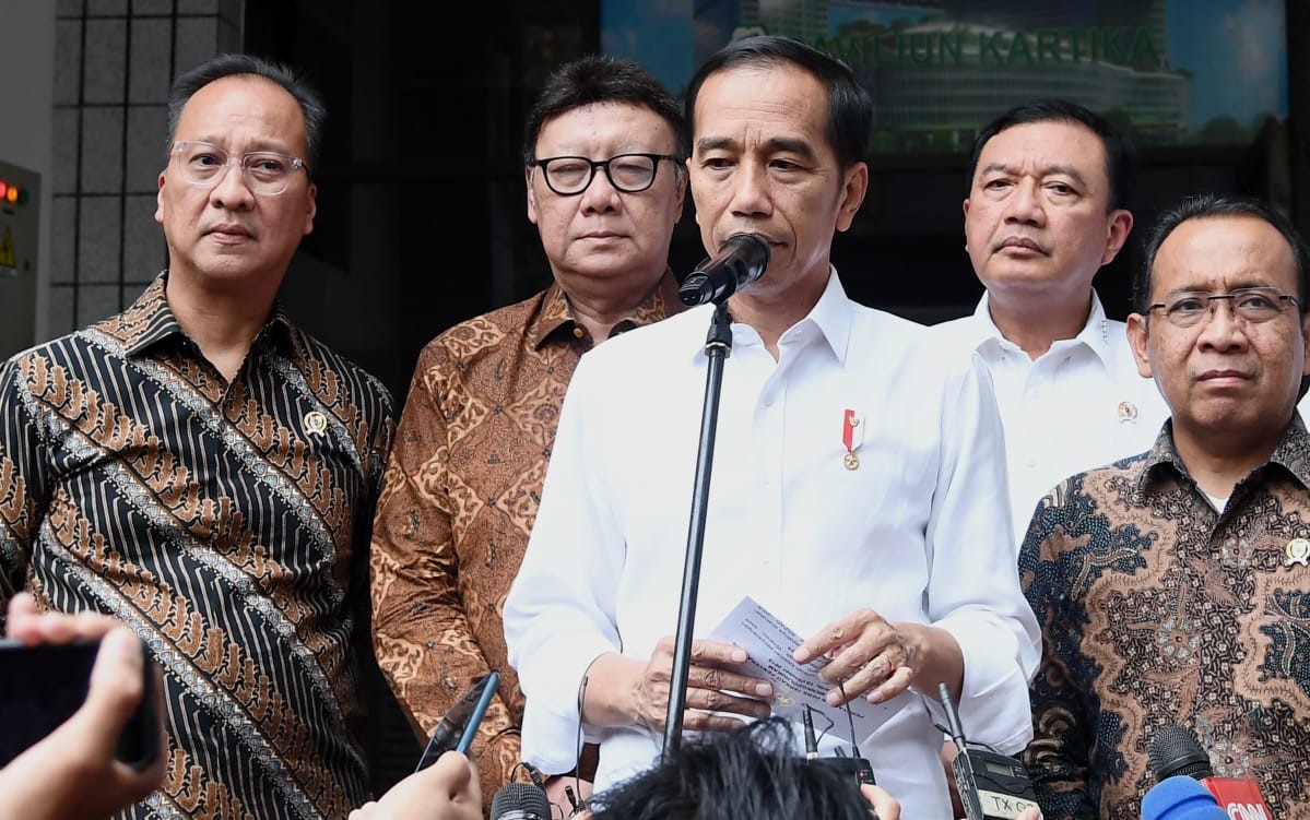 Presiden Jokowi memberikan pernyataan kepada media usai menjenguk Menko Polhukam Wiranto di RSPAD Gatot Subroto, Kamis, 10 Oktober 2019. Dalam keterangannya Jokowi memerintahkan Polri, BIN dan TNI mengusut dan menindak tegas pelaku dan jaringannya. (Foto: Setpres)