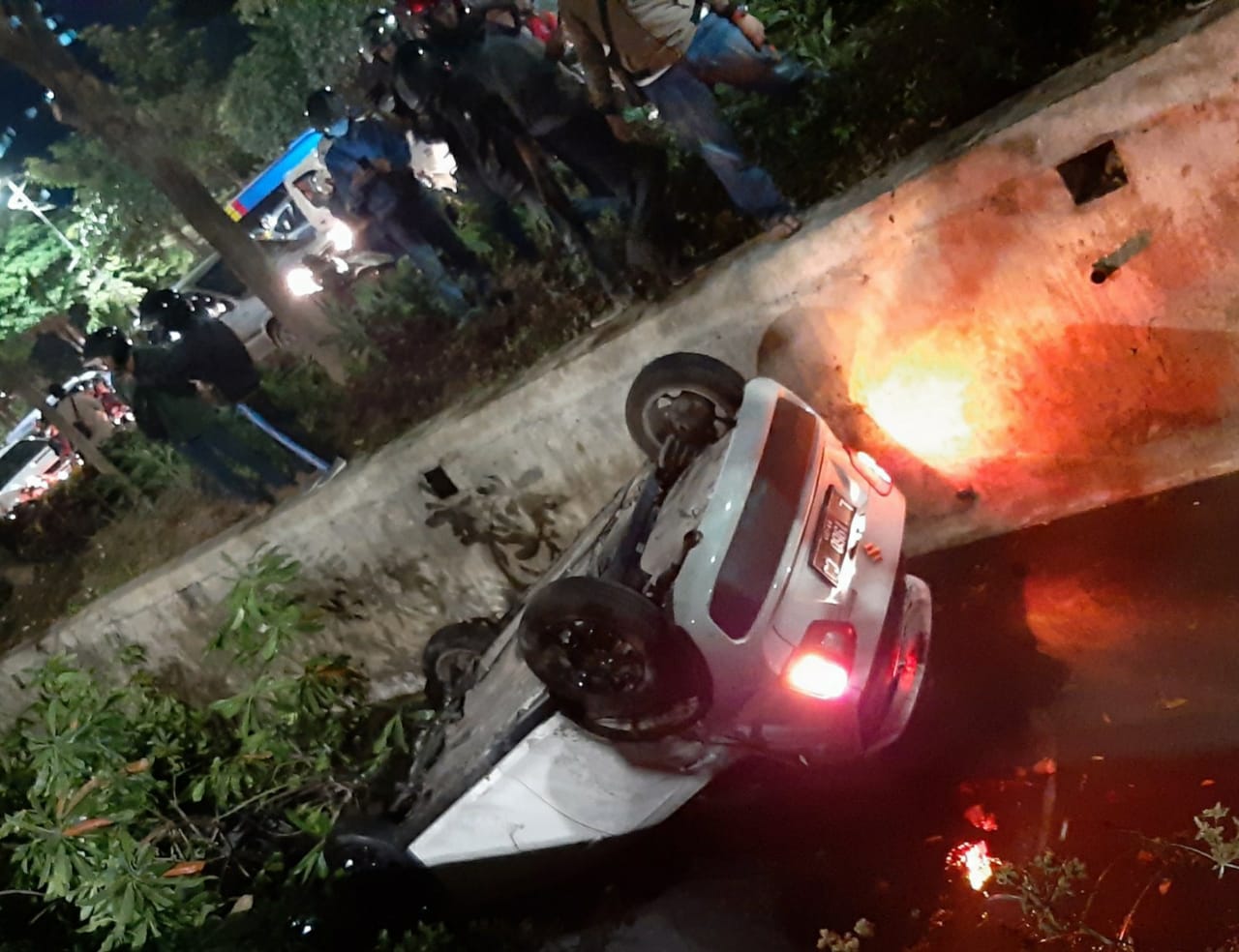 Mobil Suzuki Ignis tercebur Selokan. (Foto: istimewa)