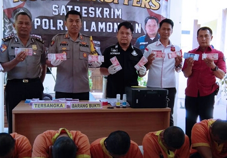 Petugas kepolisian saat menunjukkan barang bukti. (Foto: Nasih/ngopibareng.id)