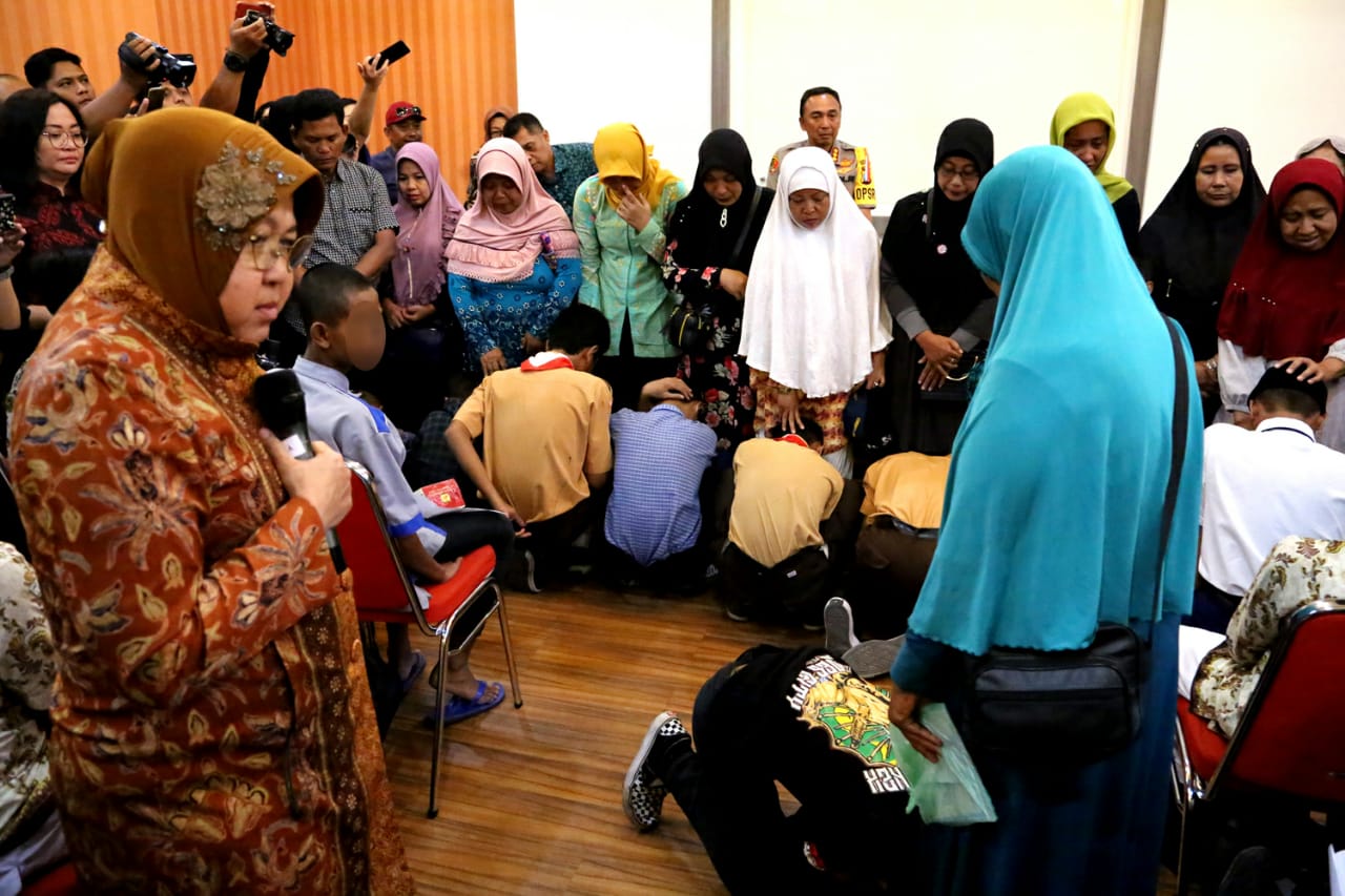 Risma saat menyaksikan remaja yang mencium kaki ibunya. (Foto: Alief/ngopibareng.id)