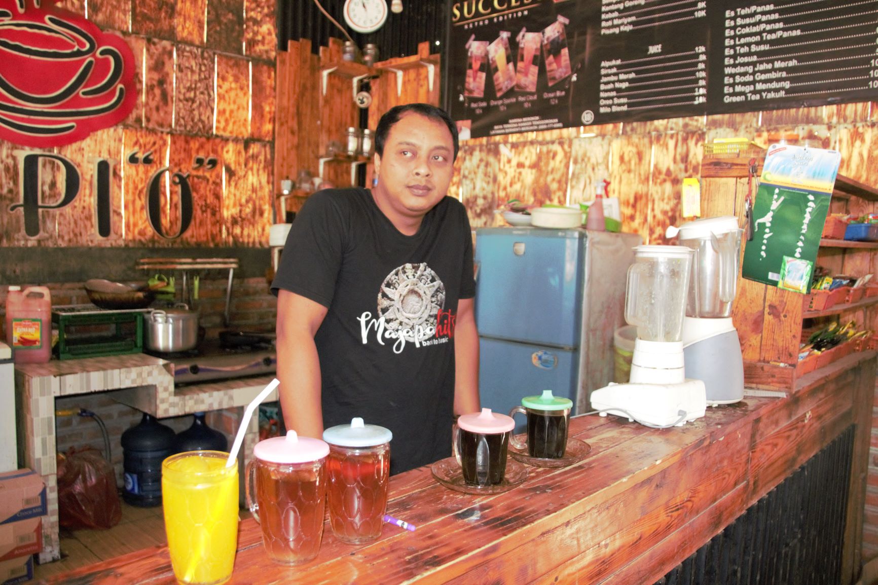 Pemilik Warung Kopi O, Sirojuddin, merasakan keuntungan setelah menggunakan jargas PGN. (Foto; Rizal/ngopibareng.id)