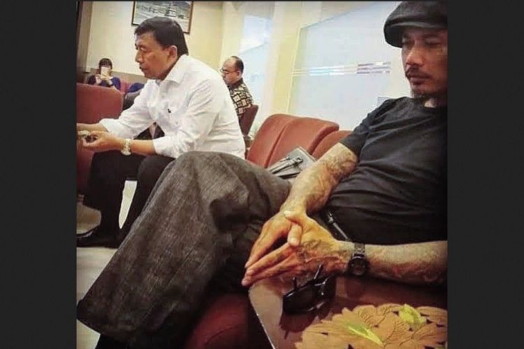 Penggebuk drum band Superman is Dead (SID), Jerinx pose bersama Menteri Koordinator Bidang Politik, Hukum dan Keamanan (Menko Polhukam) Wiranto. (Foto: Instagram Jerinx SID)