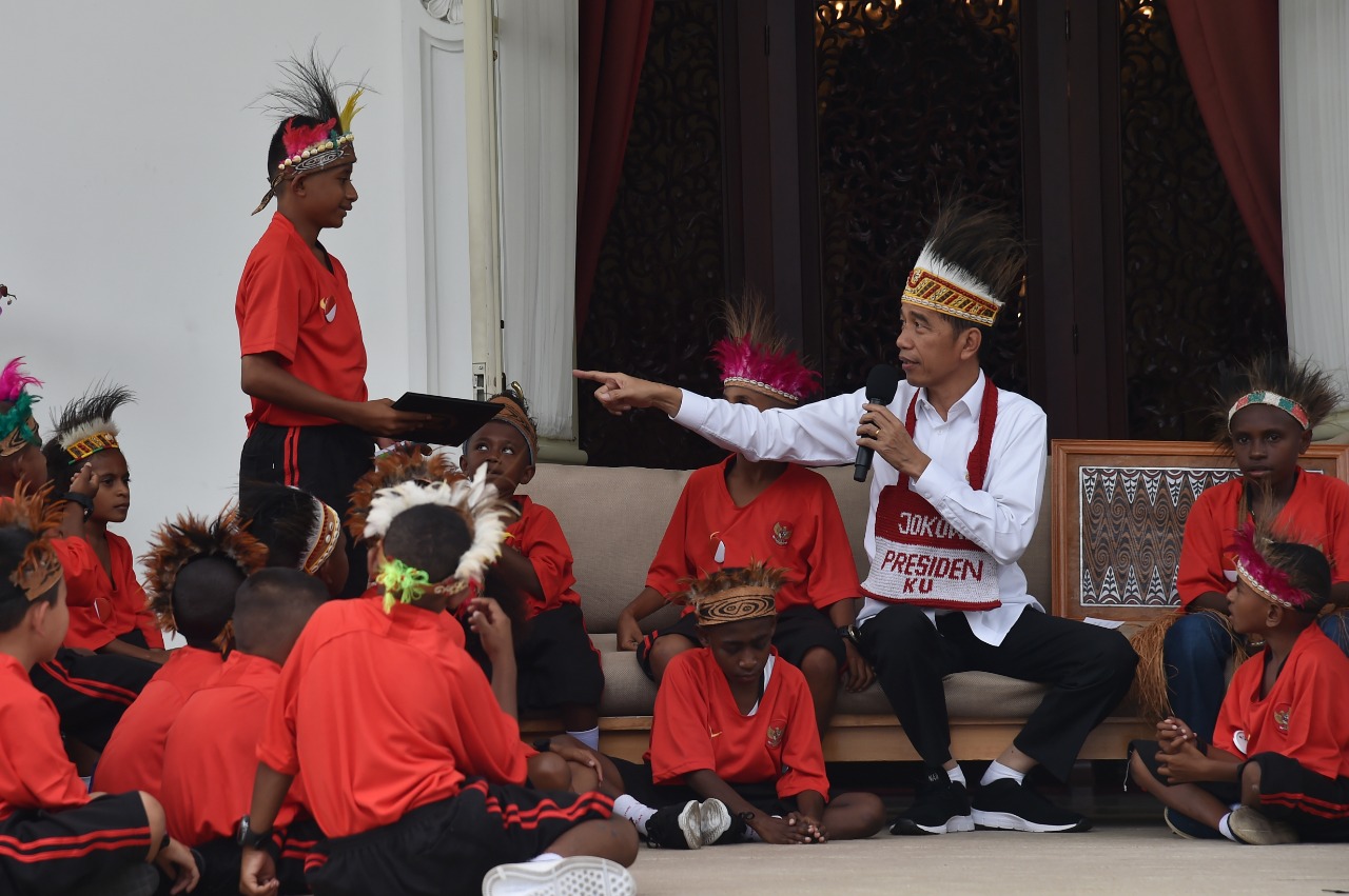 Senangnya anak-anak Papua bisa bertemu Presiden Jokowi di Istana Merdeka, Jumat 11 Oktober 2019. (Foto: Asmanu/ngopibareng.id)