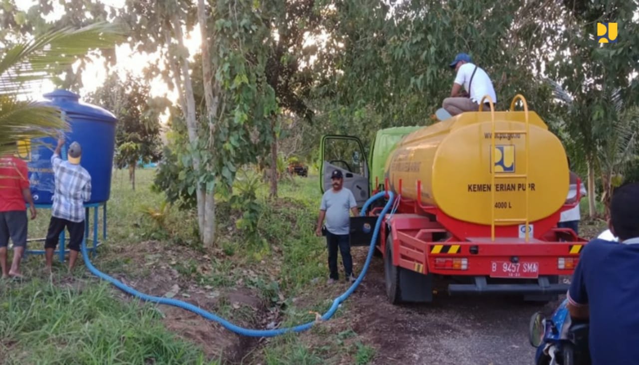 Suplai air bersih untuk para korban gempa di di Ambon, Provinsi Maluku. (Foto: Kementerian PUPR)