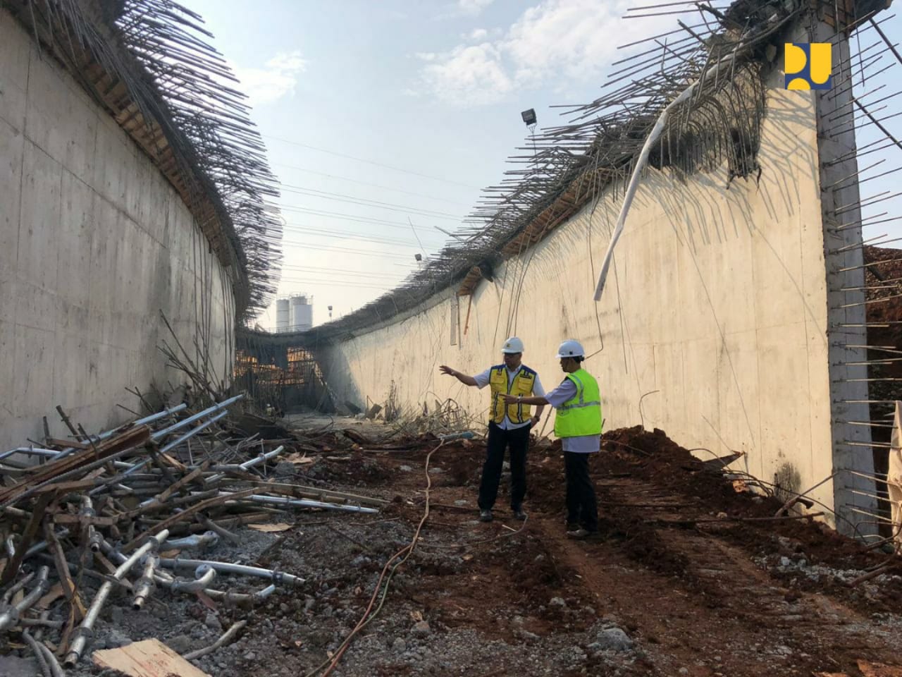 Tim Komite Keselamatan Konstruksi (K2) dan Komisi Keamanan Jembatan dan Terowongan Jalan (KKJTJ) melakukan investigasi di lapangan dan menginstruksikan untuk menghentikan kegiatan pengecoran box traffic. (Foto: Kementerian PUPR)