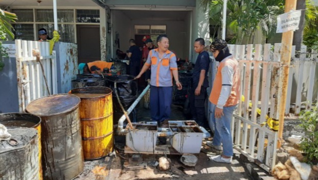 Petugas sedang menggali tanah untuk menanam tabung dengan kapasitas 2200 liter. (Foto: Faiq/ngopibareng.id)