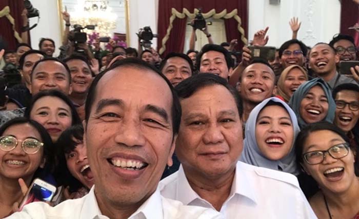 Presiden Jokowi berselfie dengan Prabowo dan wartawan di Istana, Jumat siang. (Foto:Istimewa)