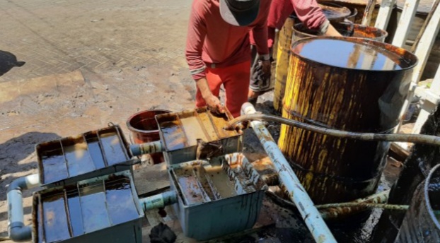 Alat pemisah material semburan (separator) ini dipasang di titik semburan oleh Pemkot Surabaya. (Foto: Faiq/ngopibareng.id)