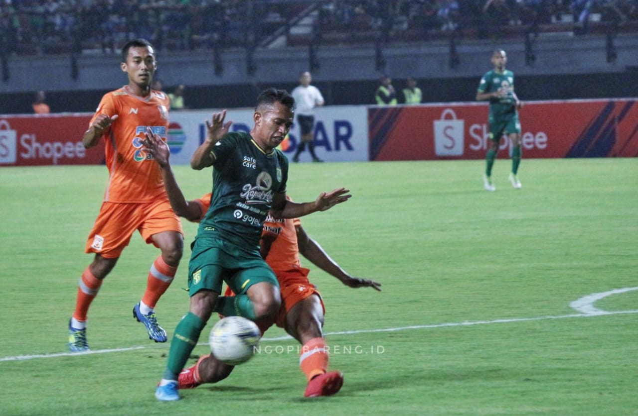 Winger Persebaya, Irfan Jaya saat dijegal oleh bek Borneo FC, di Stadion Gelora Bung Tomo, Jumat 11 Oktober 2019. (Foto: Haris/ngopibareng.id)