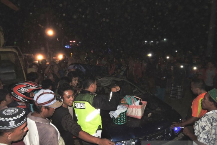 Warga berkerumun di lokasi tumbangnya pohon asem di Situbondo. (Foto: dok/antara)