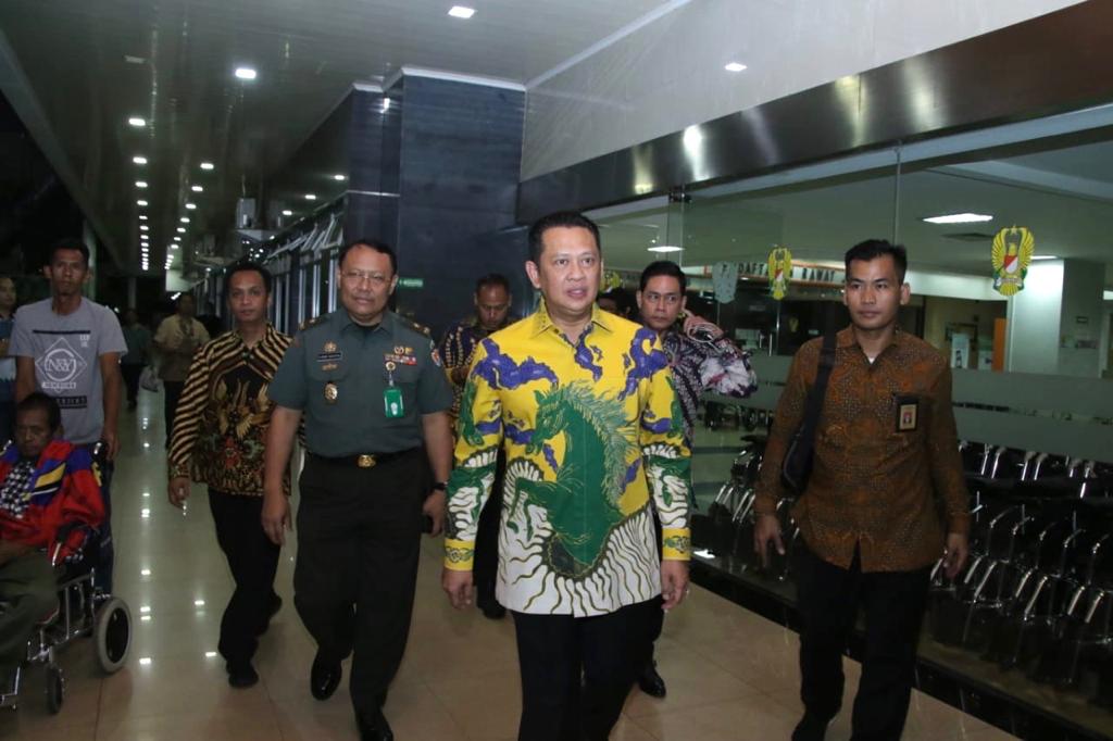 Ketua MPR mengunjungi Menko Polhukam di Paviliun Kartika RSPAD Gatot Subroto. ( foto: istemwa/ngopibareng.id)