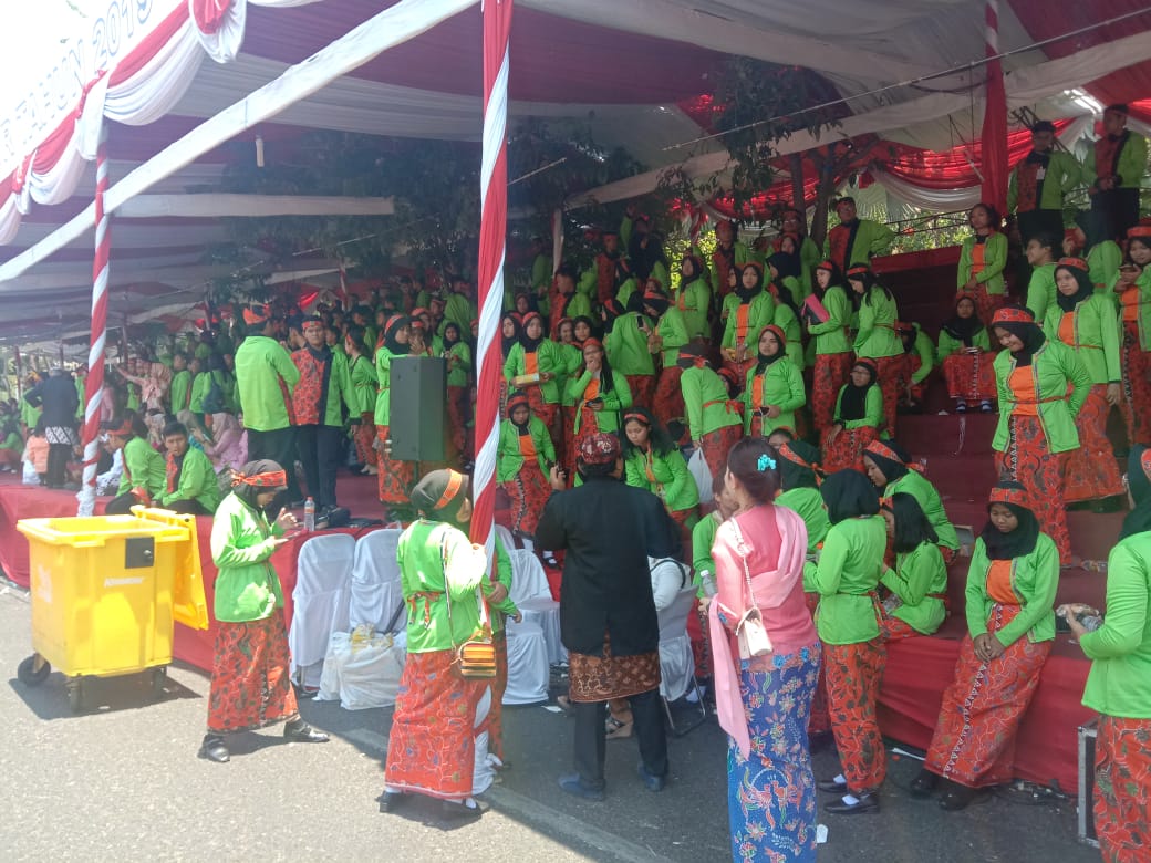 Siswa-siswi SMA se-Surabaya yang tergabung dalam paduan suara di depan Grahadi dalam rangka Hari Jadi Provinsi Jatim ke-74. (Foto: Faiq/ngopibareng.id)