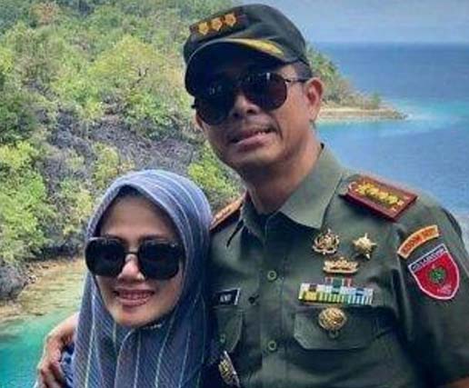 Kolonel (TNI) Hendi Suhendi dan istrinya. (Foto:Istimewa)